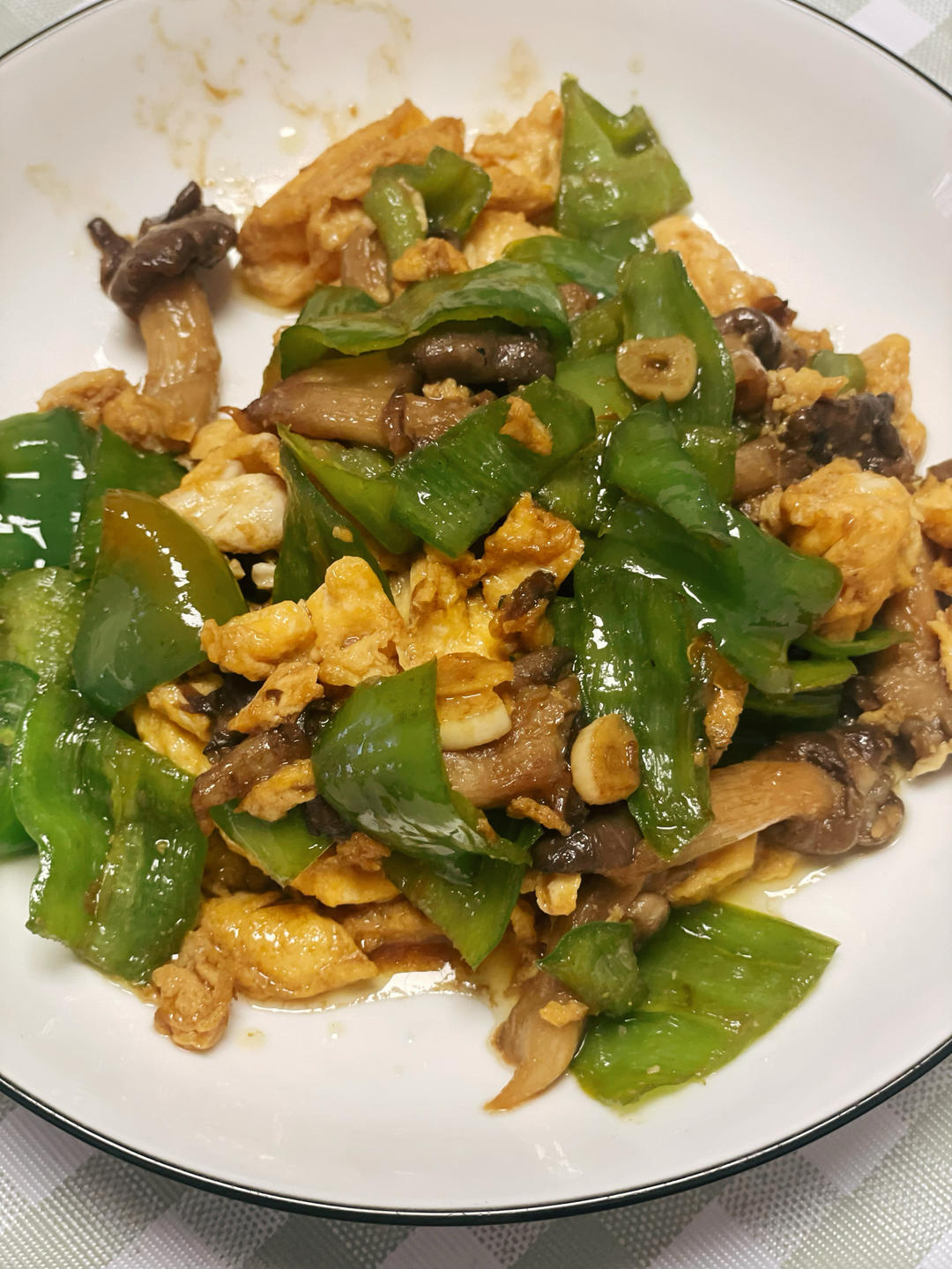 平菇青椒炒鸡蛋 好吃又营养的超快手家常菜