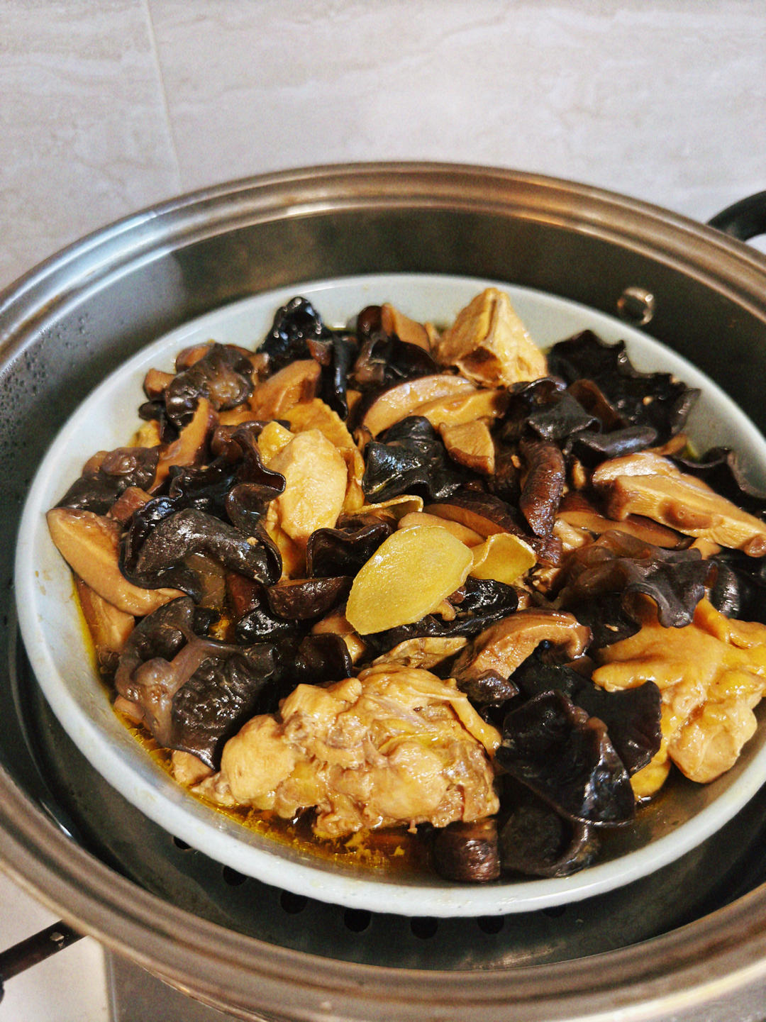 广东传统家常菜:香菇蒸鸡