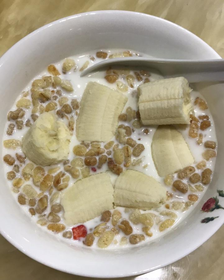 牛奶燕麦泡香蕉（减肥快手早餐）