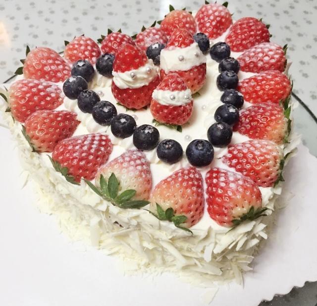 鲜奶草莓心形蛋糕的做法