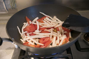 减脂的番茄海鲜菇龙利鱼的做法 步骤3