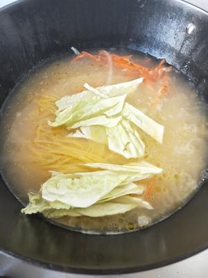 火腿白菜玉米面条的做法 步骤6