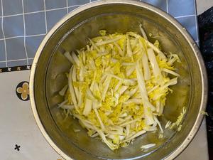 超级简单的酸辣白菜的做法 步骤3