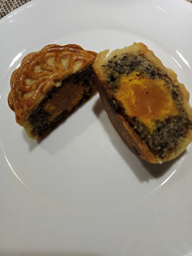 广式月饼—蛋黄芝麻月饼