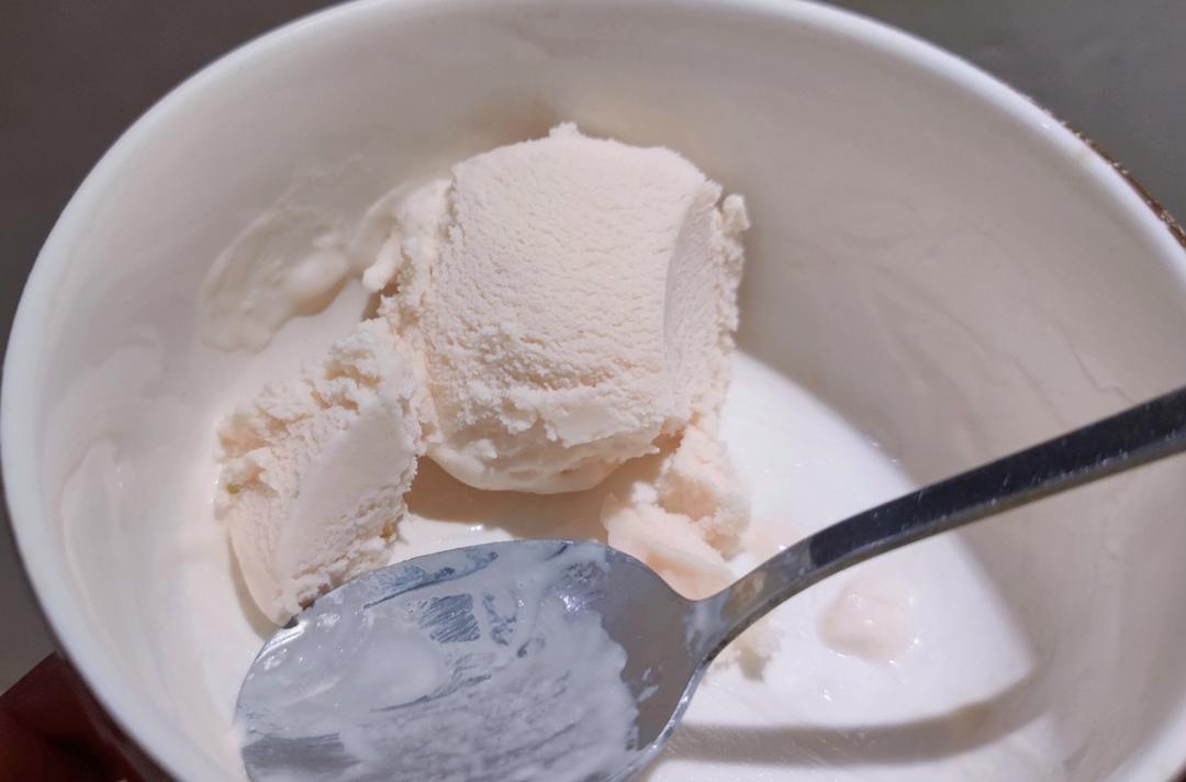 草莓奶油冰激凌