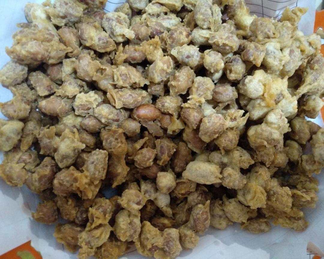 芡粉裹面油炸花生米的做法