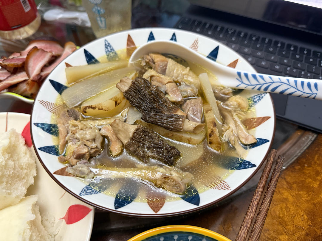 用料最少做法简单的天麻羊肚菌炖鸡的做法