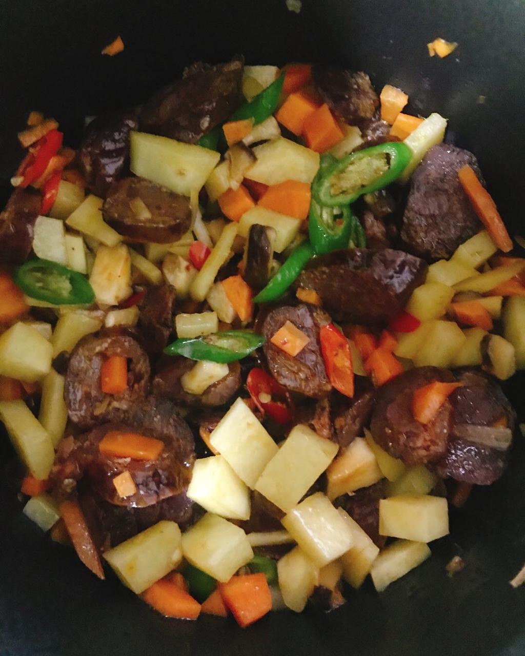 香菇腊肠土豆焖饭