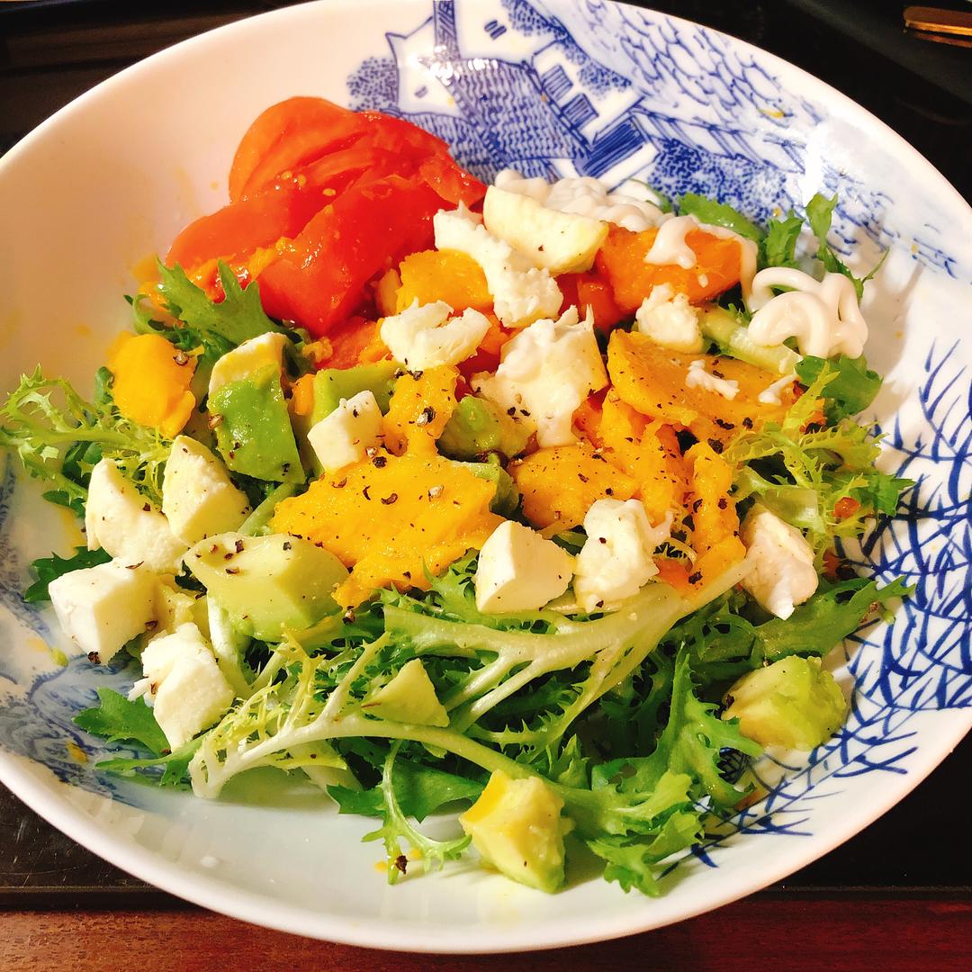 牛油果芒果沙拉