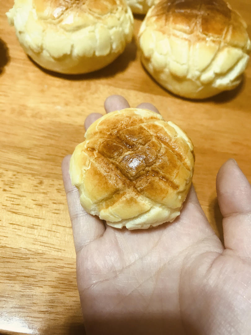 这个菠萝包咬一口都掉渣，外酥里软