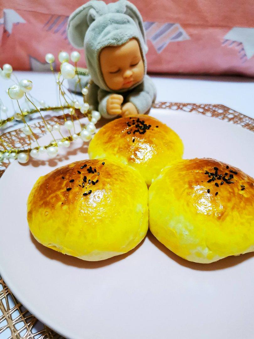 超软的奶香红豆沙面包