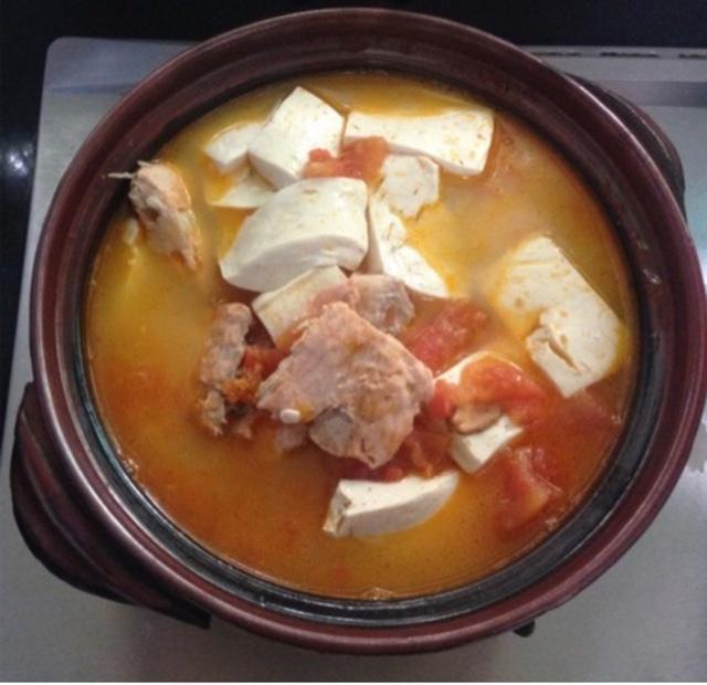 番茄豆腐三文鱼骨汤的做法