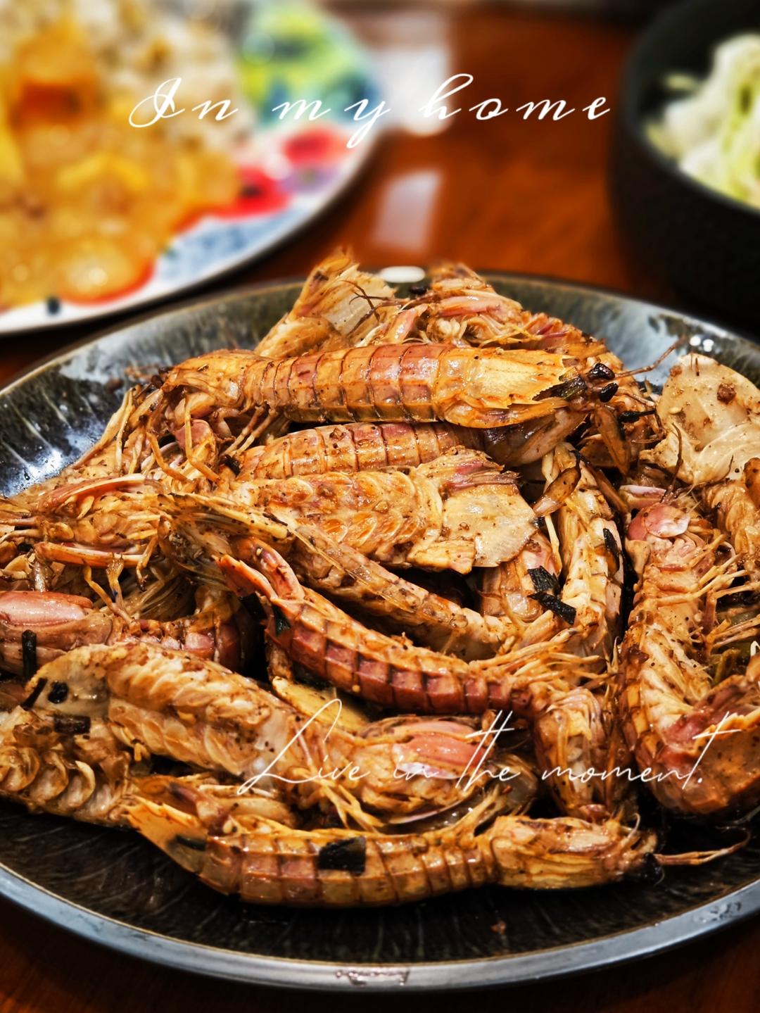 无油炸版的椒盐皮皮虾和巧拨虾壳的方法