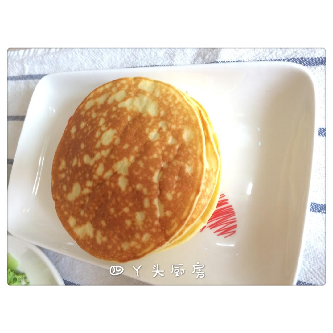 【酸奶松饼yogurt pancake】，搭上黑莓果酱和枫糖的美味。
