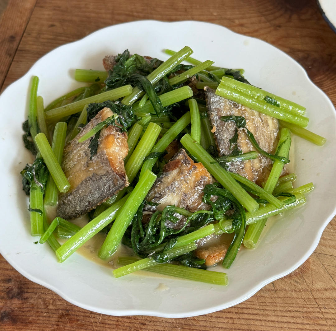 茼蒿炖带鱼