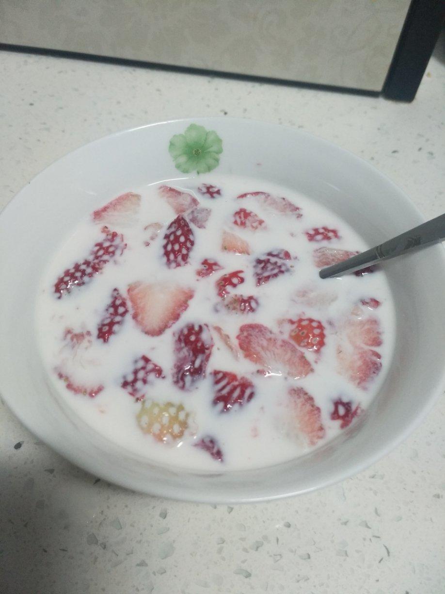 蜡笔小新美食之草莓牛奶