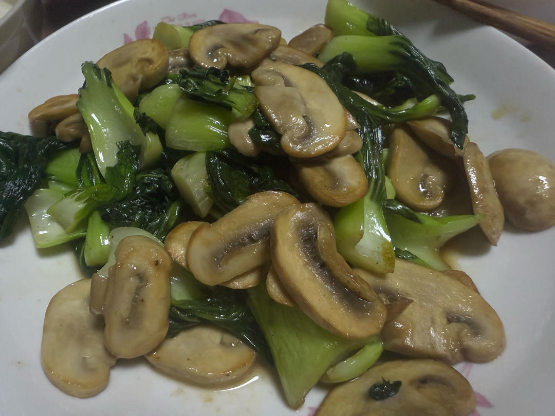鲜美的口蘑炒青菜