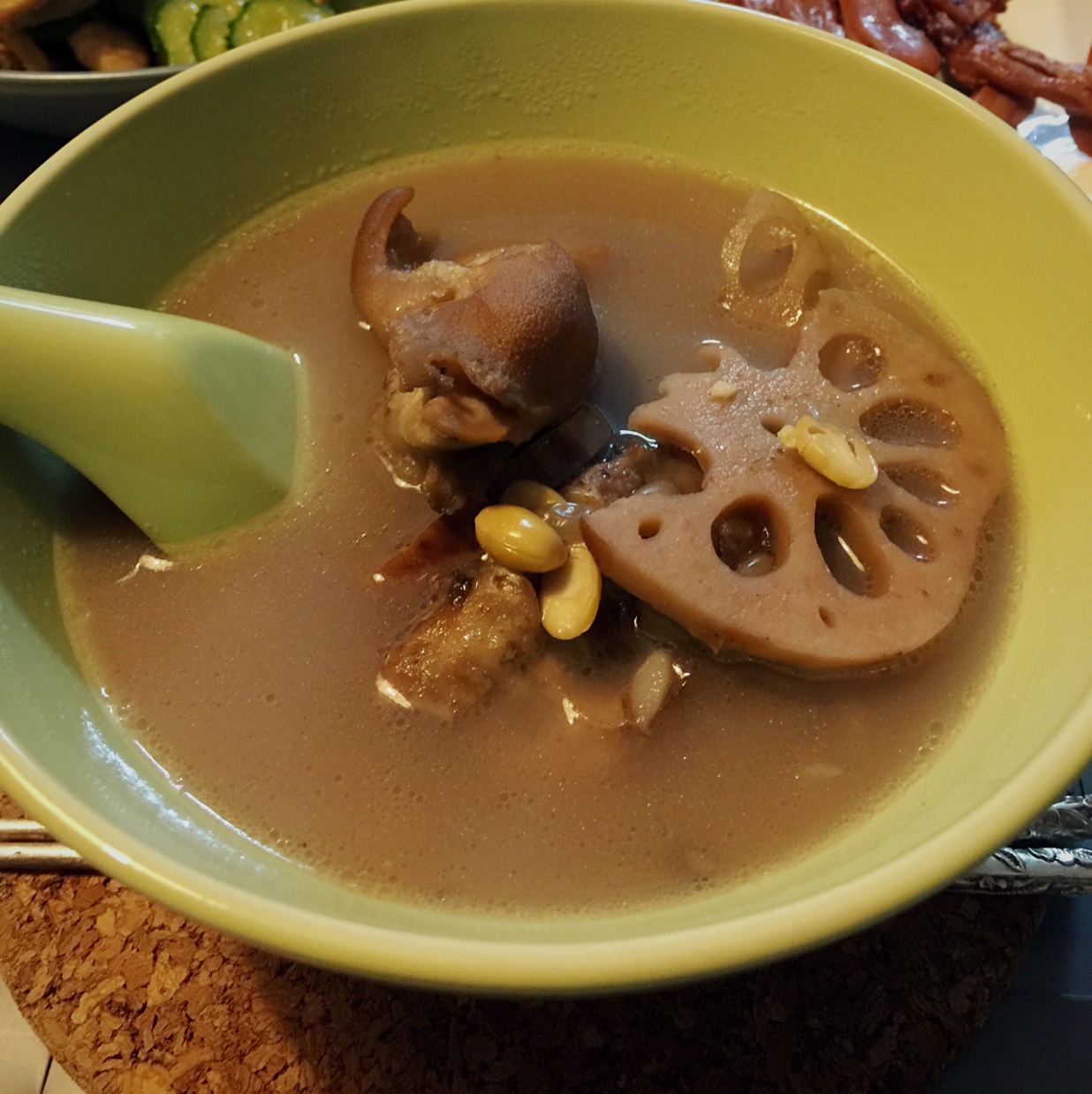 莲藕黄豆猪脚汤