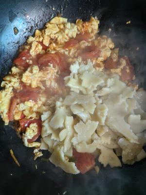 早餐：番茄鸡蛋蝴蝶面，紫薯拉花米糊，苹果水煮虾拼盘的做法 步骤9