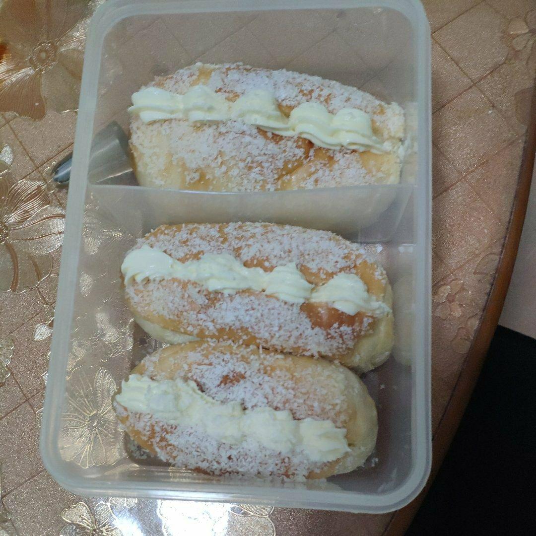 儿时去面包房必买的［椰丝奶油包］