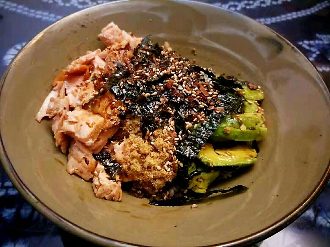 牛油果海苔肉松拌饭