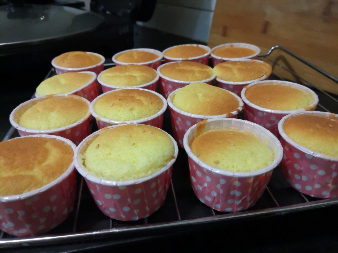 全蛋法打发原味海绵杯子蛋糕