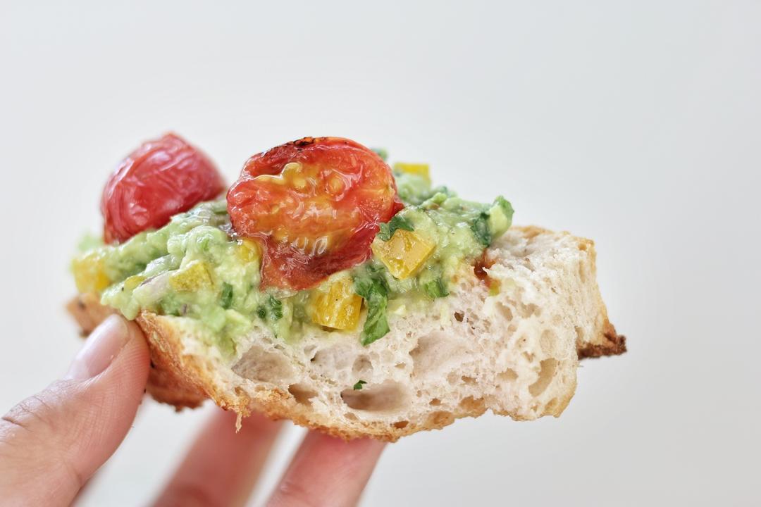 风味鳄梨酱配面包