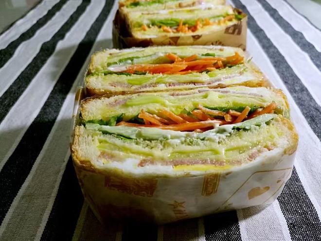 土司三明治（营养美味高颜值）的做法