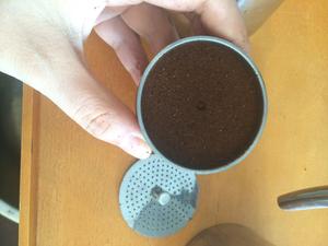 摩卡壶使用教程，在家也能做出不输于一般咖啡的香浓拿铁咖啡哦~的做法 步骤3