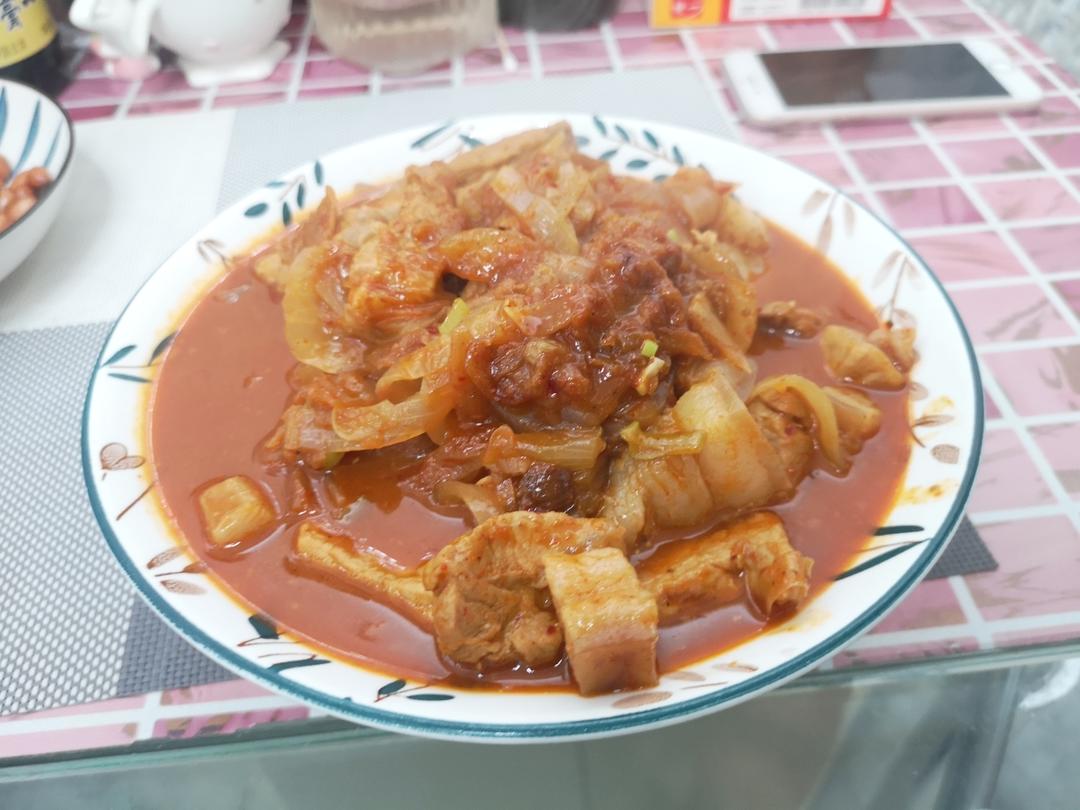 小白～辣白菜炖五花肉