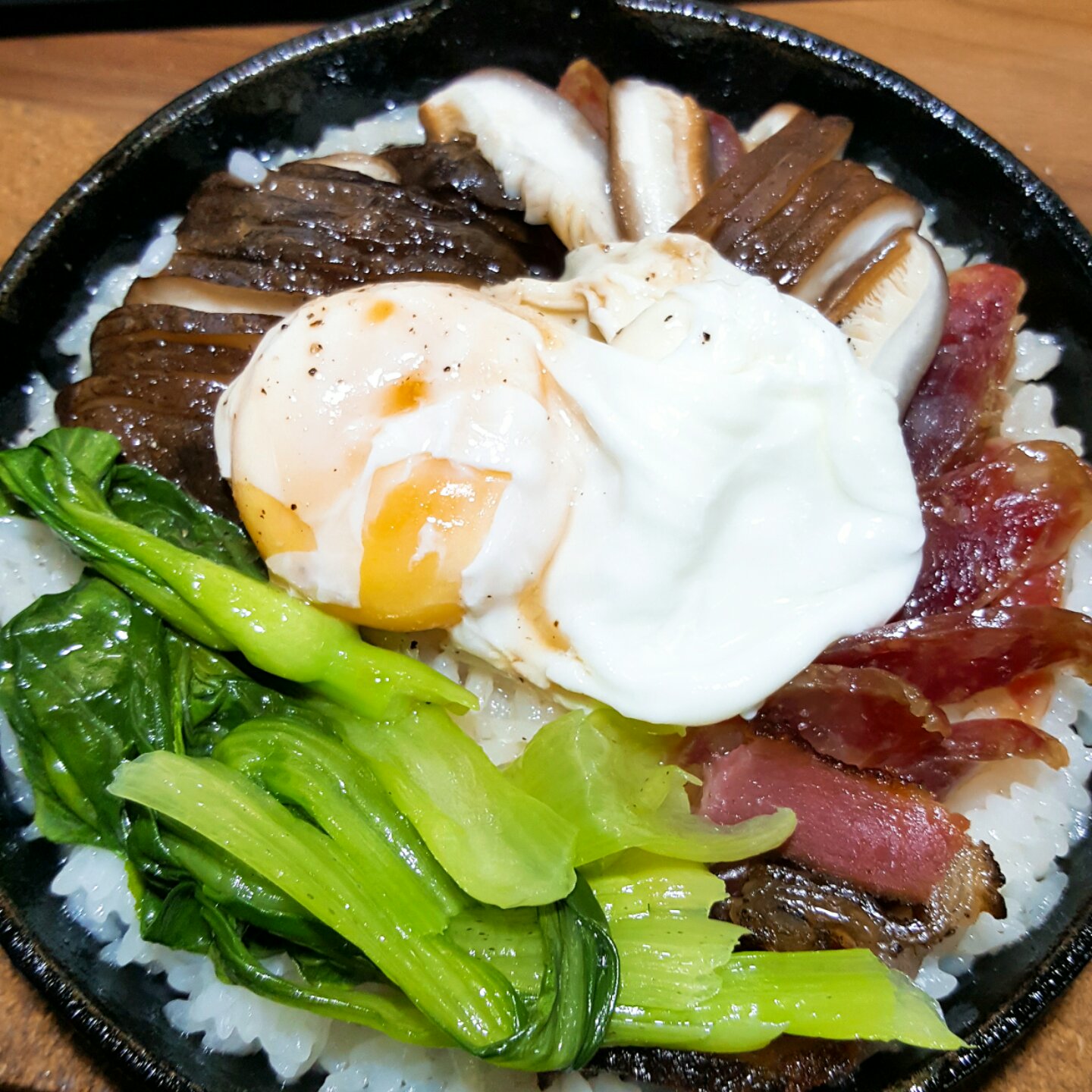 广式腊味煲仔饭