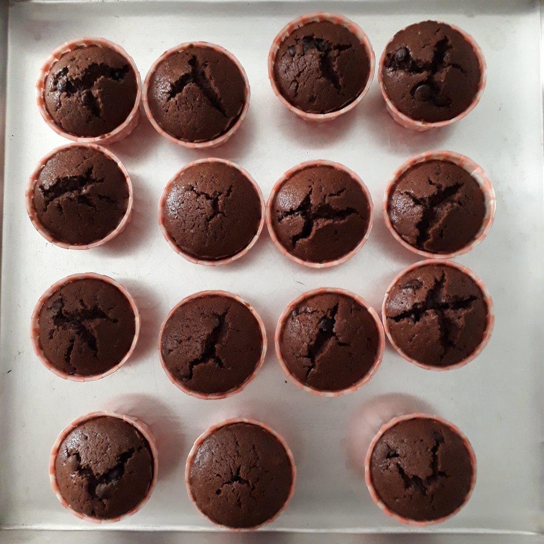 超润巧克力纸杯蛋糕（非常适合裱花、盖糖皮的cupcake方子）