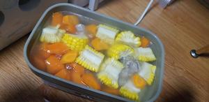 玉米胡萝卜排骨汤的做法 步骤2