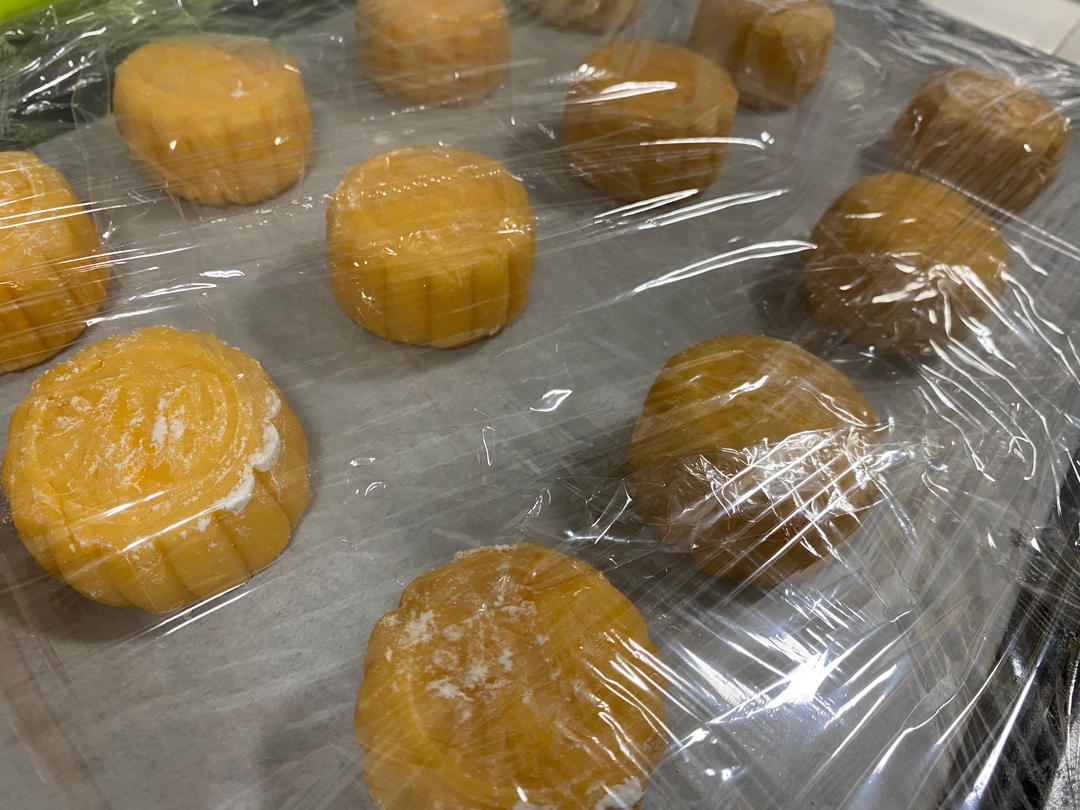 💃奶黄流心月饼——这是可以让你坐稳朋友圈厨霸位置的月饼🥮，没人点赞算我输👎