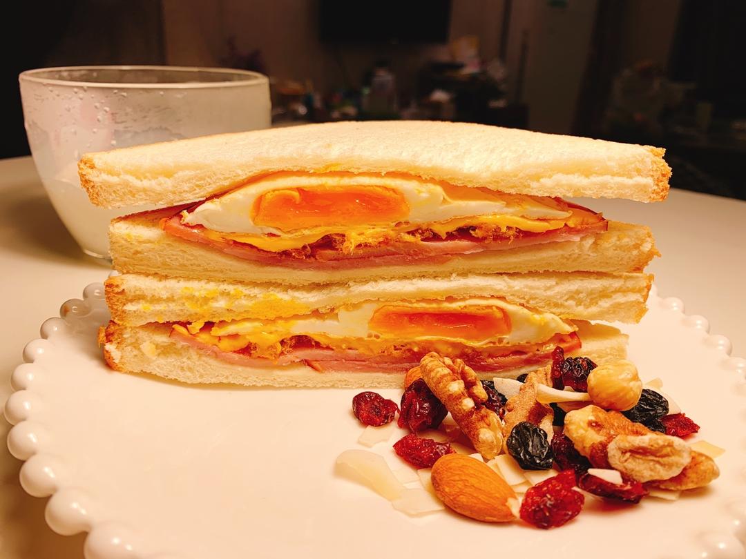 快手五分钟早餐肉松火腿三明治——脆脆哒香香哒