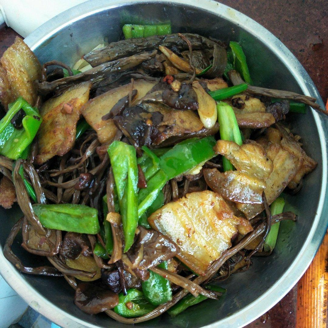 五花肉干锅茶树菇