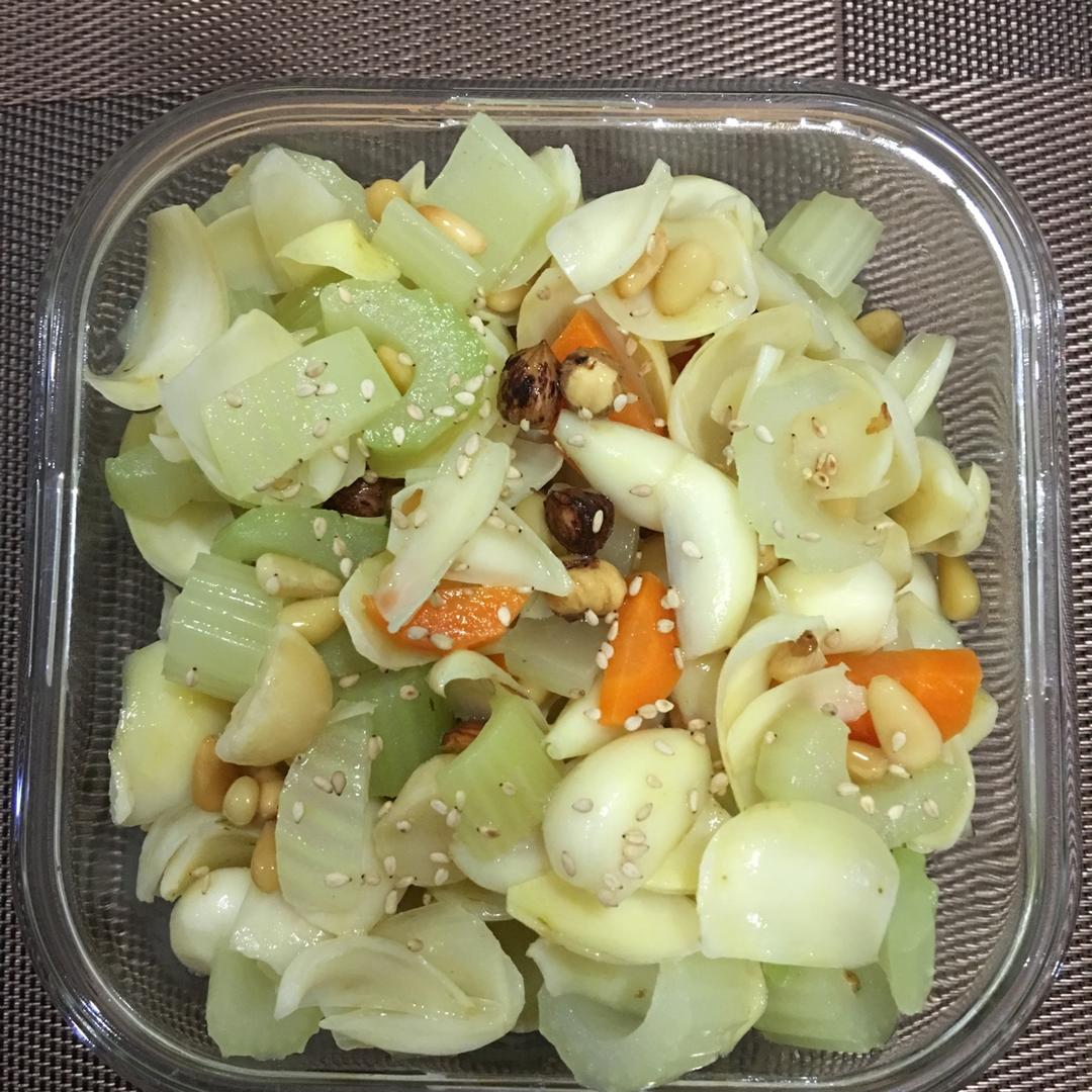 西芹百合拌坚果