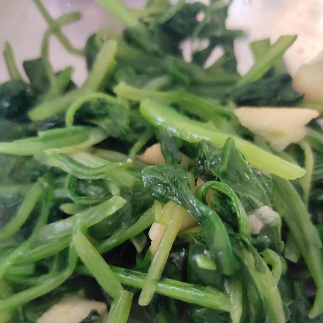 不涩口又嫩的清炒菠菜