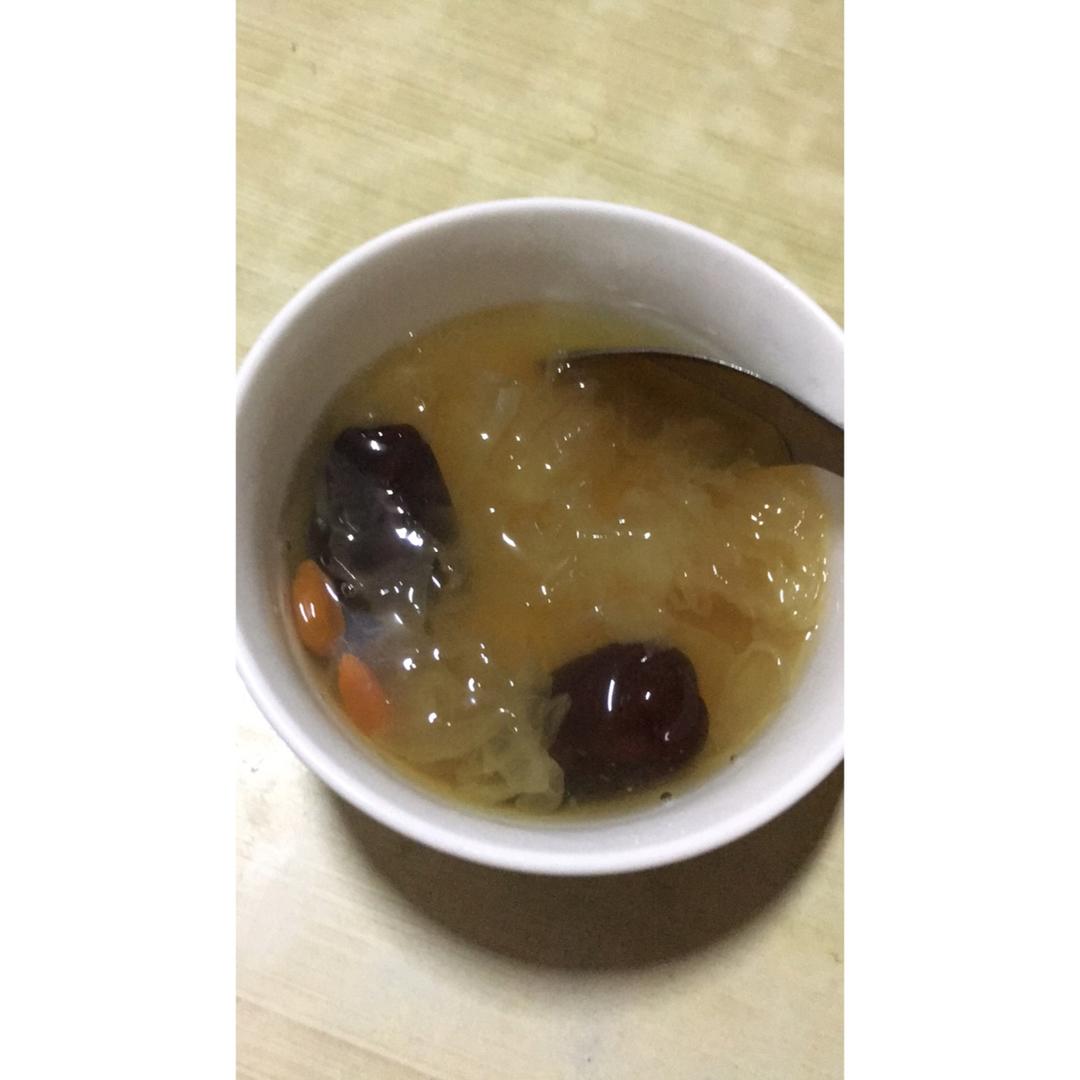 银耳红枣枸杞甜汤