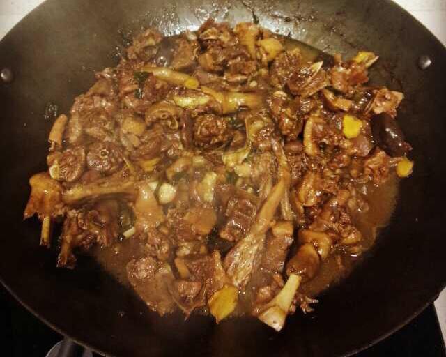 焖清远乌鬃鹅的做法