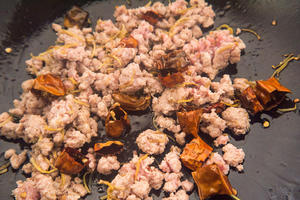 腊腌菜炒肉的做法 步骤2