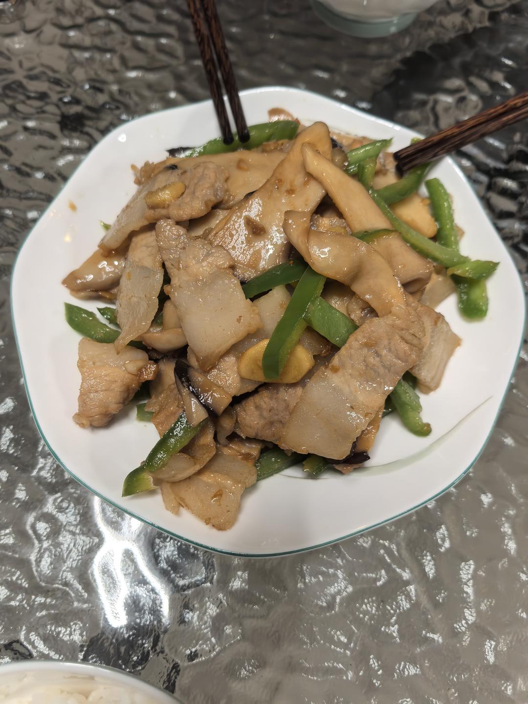 超级好吃的五花肉炒杏鲍菇！！