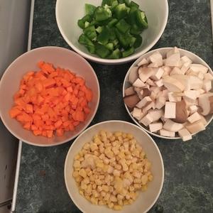炒四丁之杏鲍菇胡萝卜爱上玉米青椒的做法 步骤1