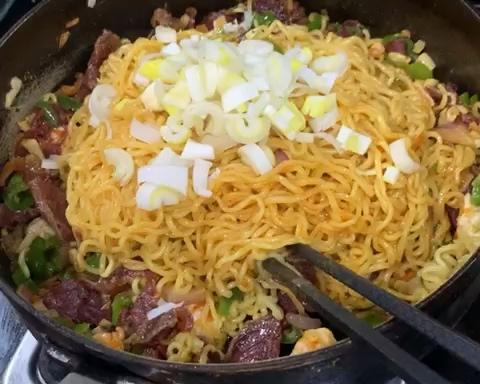 虾仁卤牛肉炒方便面