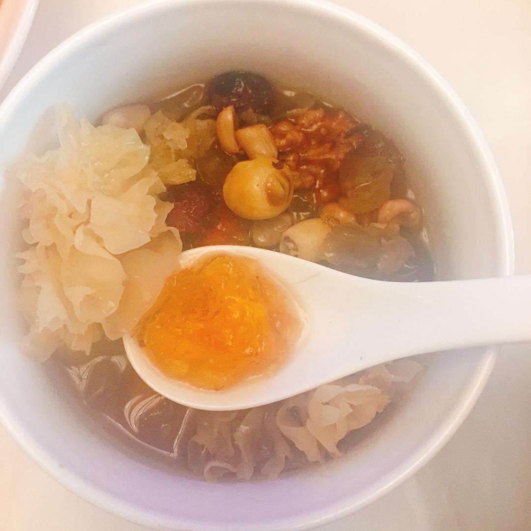 桃胶莲子玫瑰羹