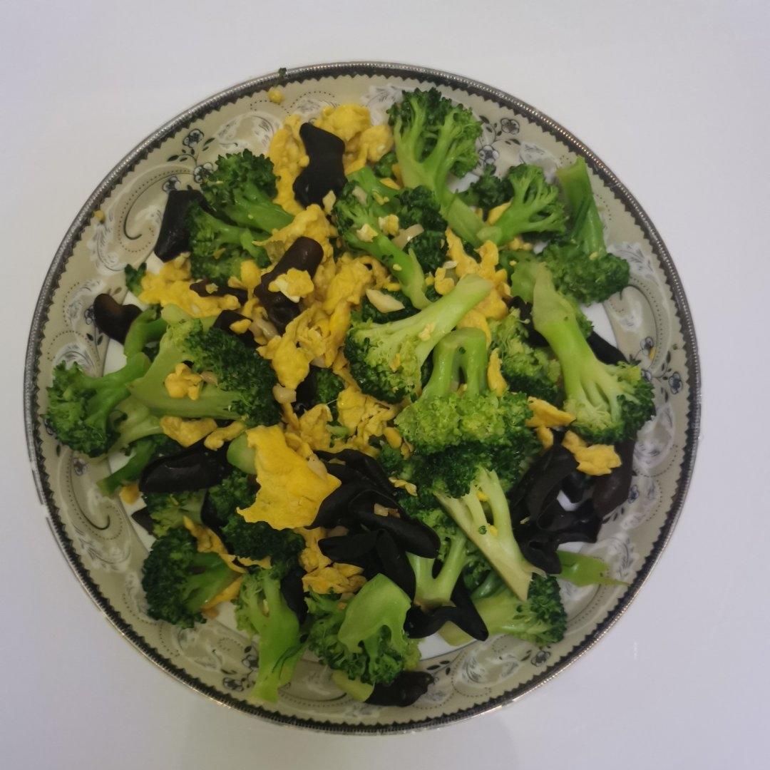 西兰花木耳炒鸡蛋