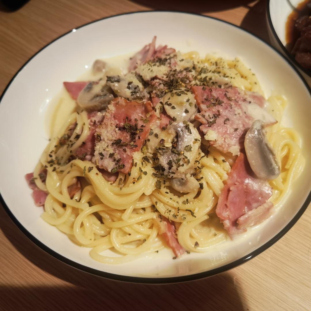 白蘑菇奶油培根意面
