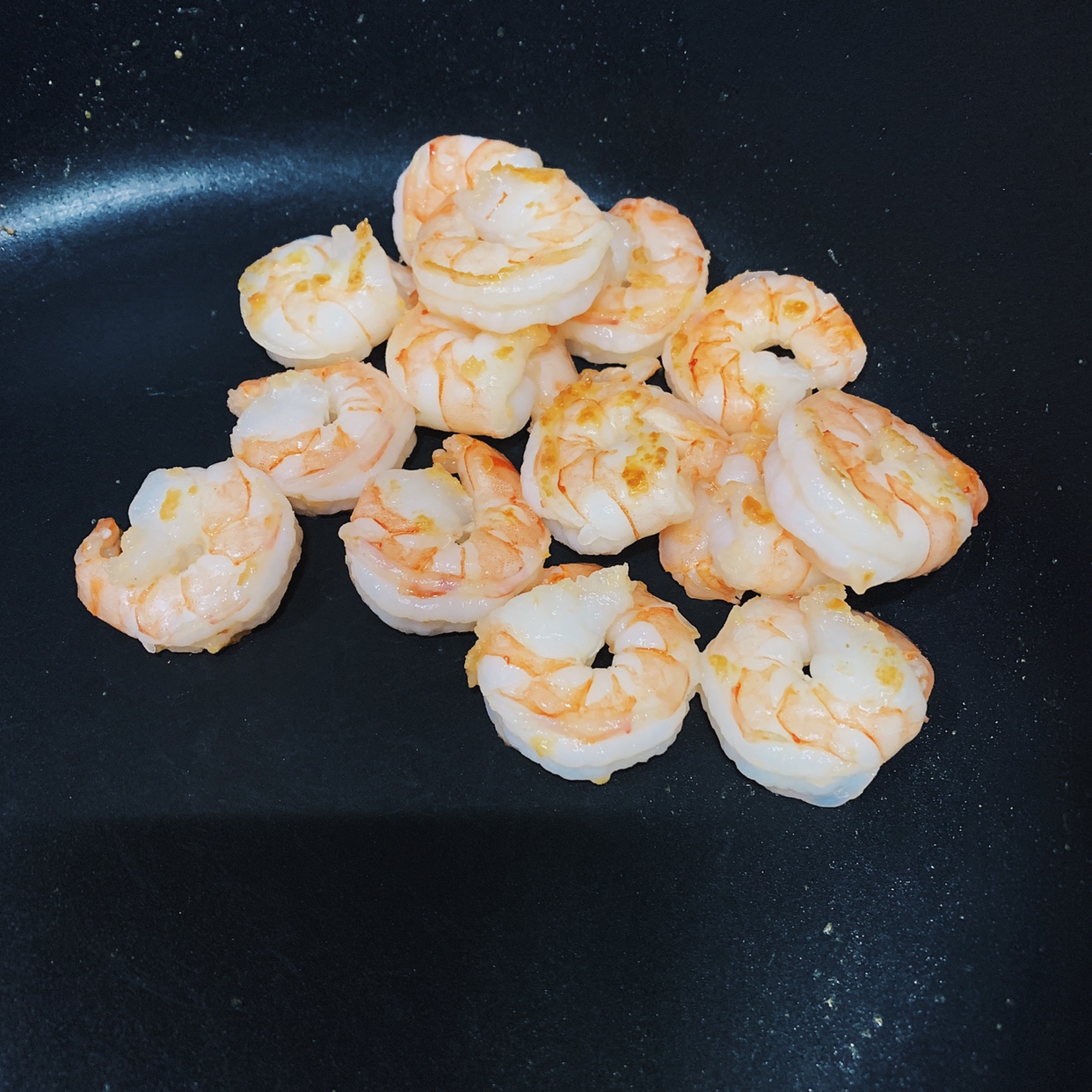 咸蛋黄虾仁荠菜意面的做法 步骤4