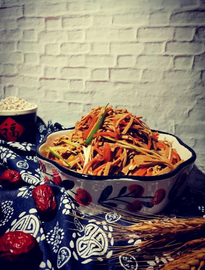 胡萝卜炒豆皮的做法