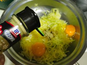 椒盐西葫芦鸡蛋饼的做法 步骤2